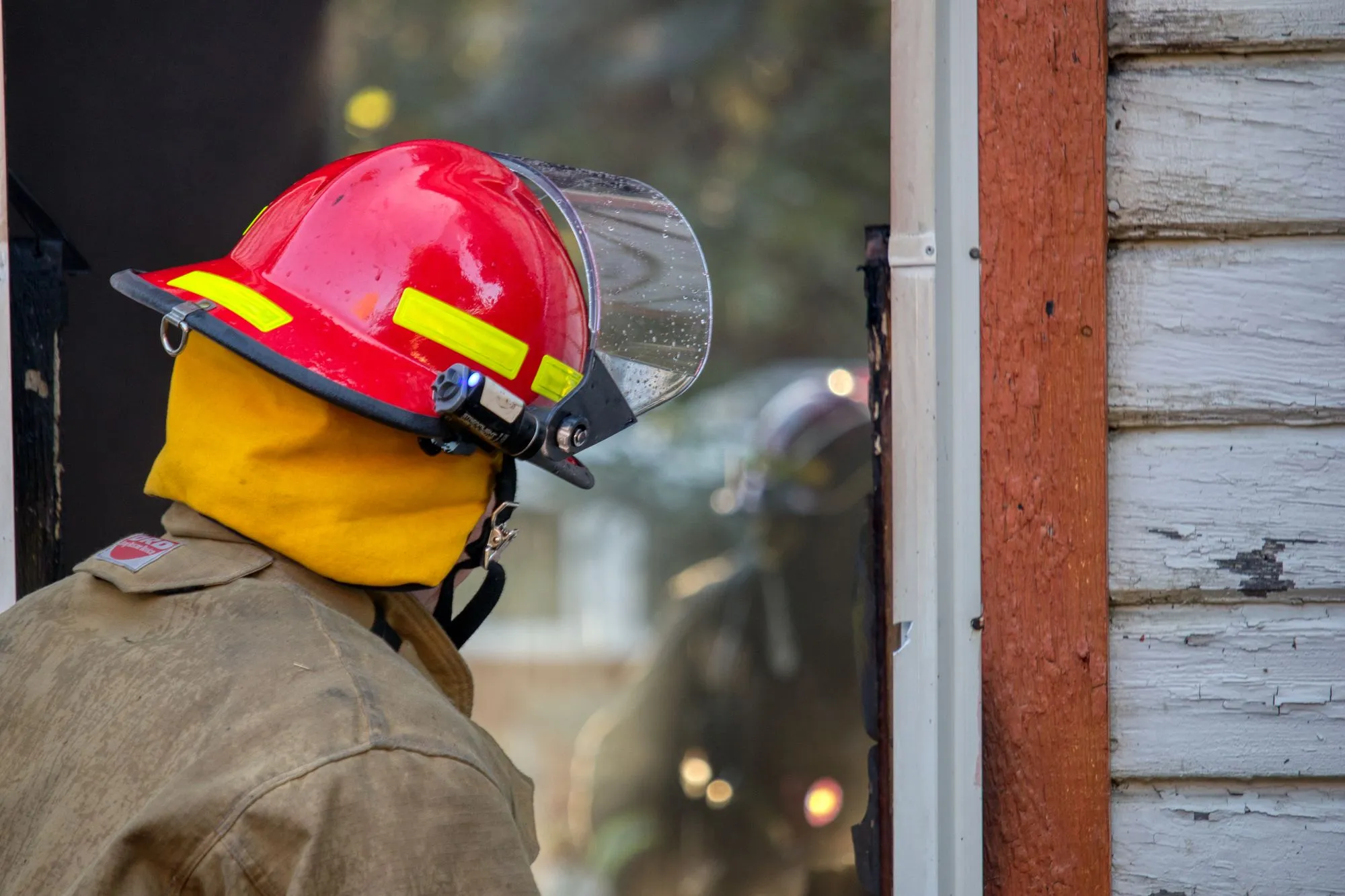 Bombero con casco rojo y visor de protección