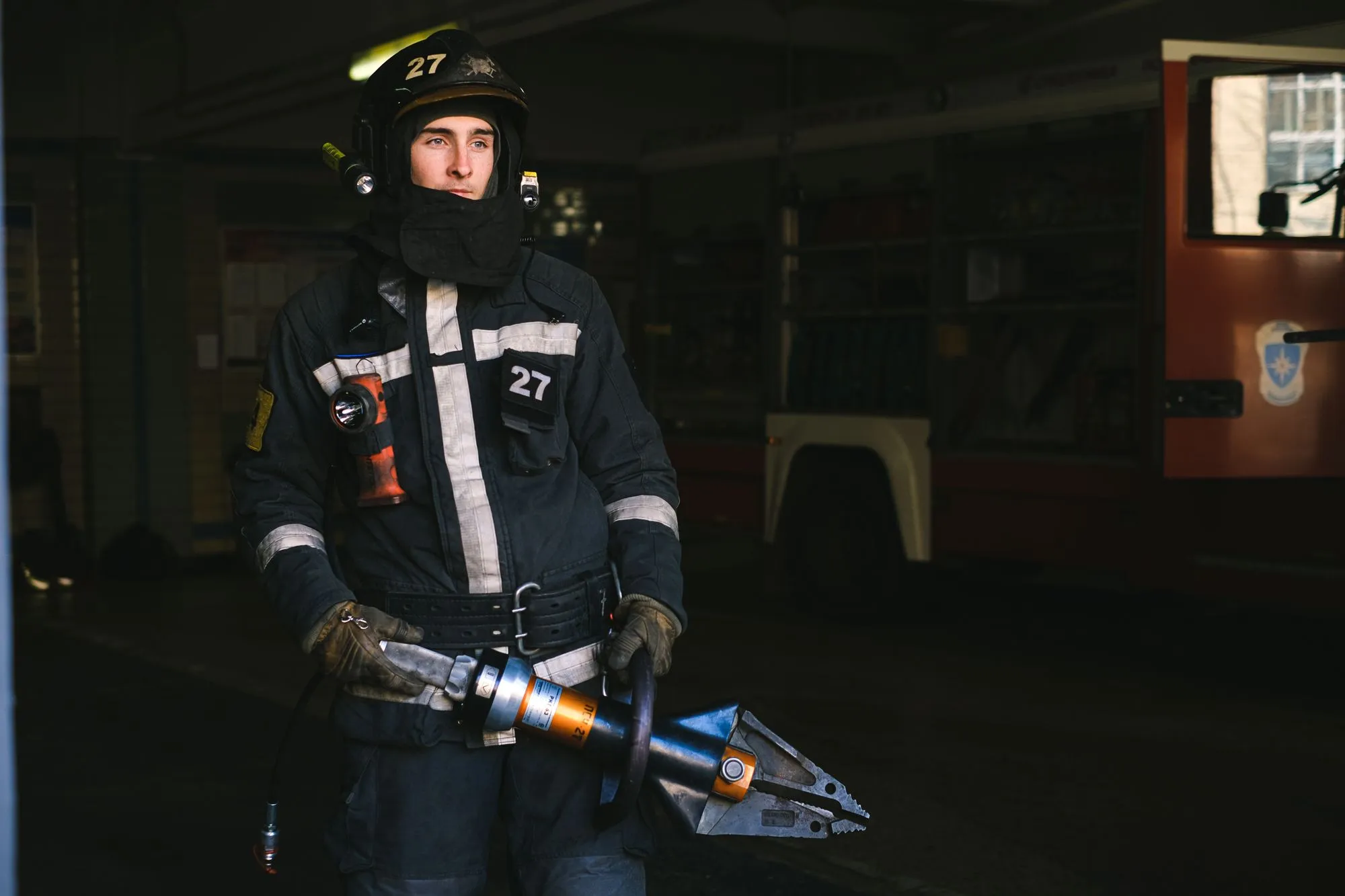 Bombero sosteniendo una herramienta hidráulica de rescate