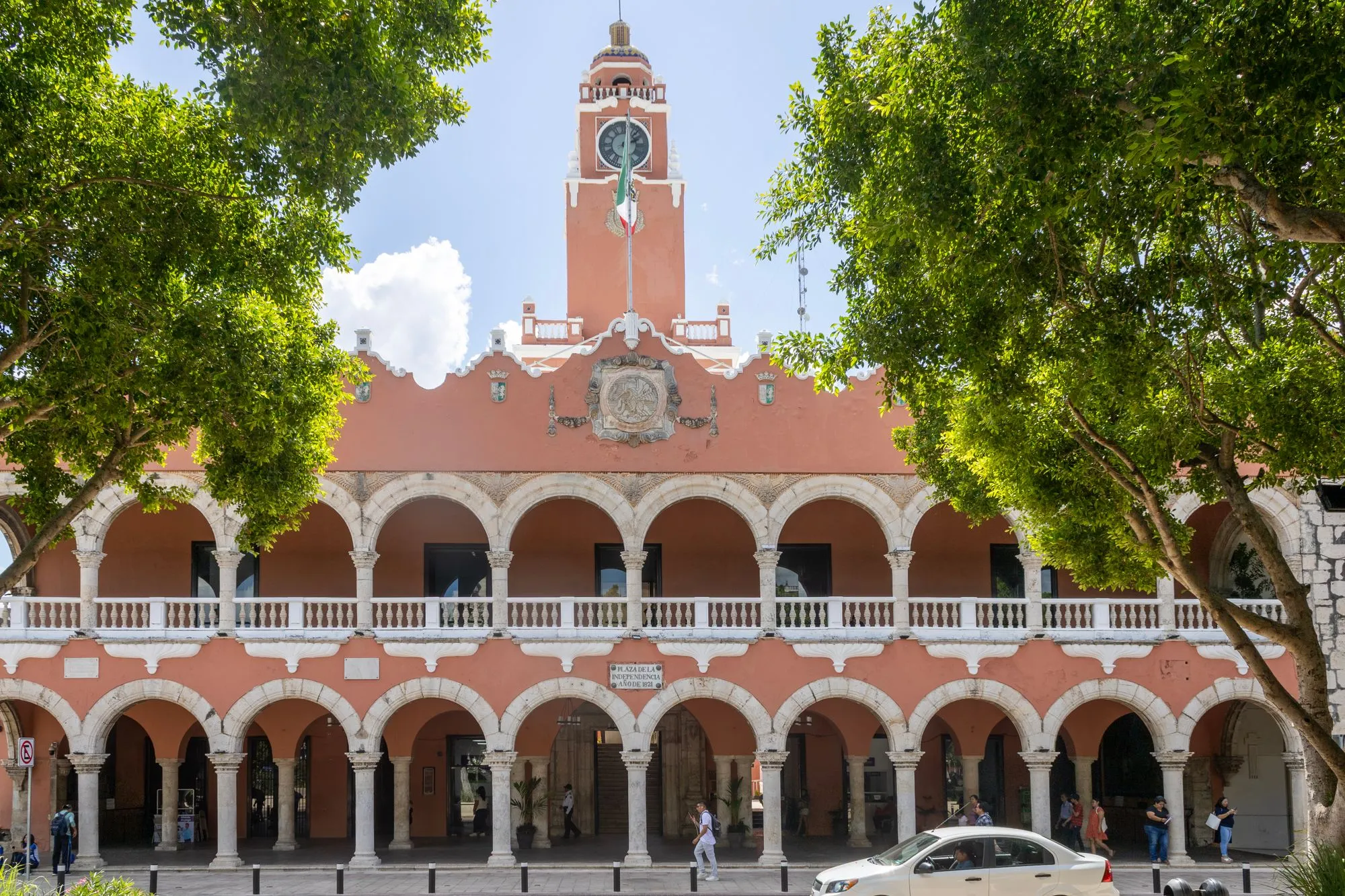 Palacio Municipal de Mérida, Yucatán, con sus arcos frente a la plaza