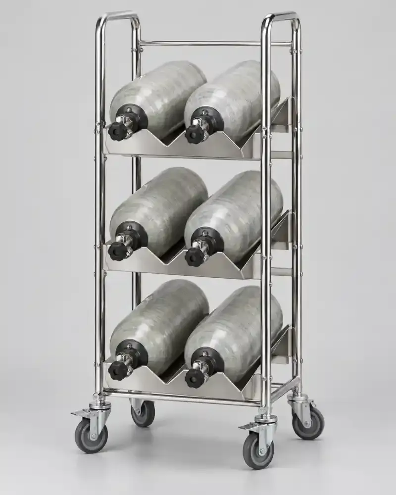 rack de cilindros para equipo de bombero sobre fondo gris claro