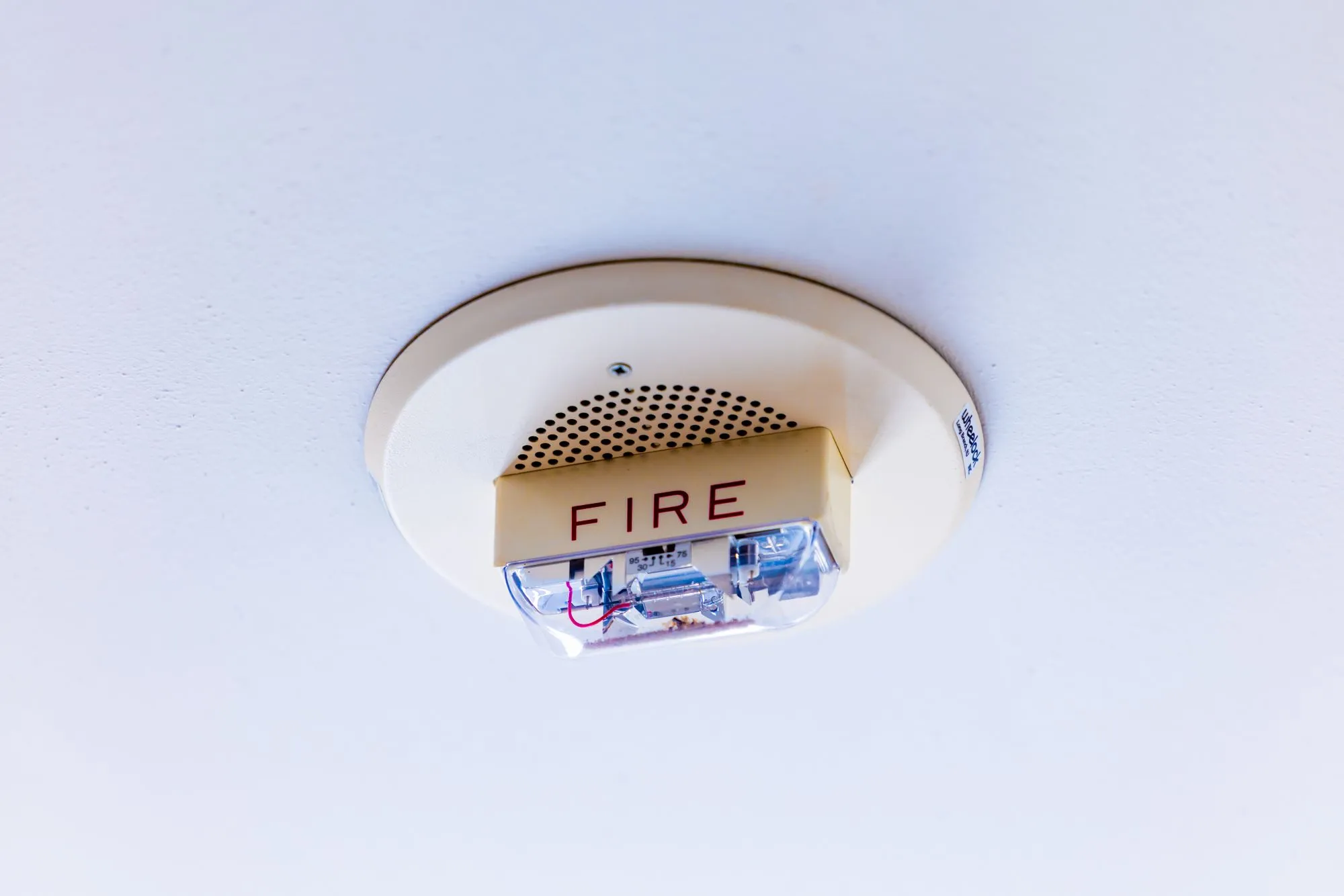 Sirena con estrobo de alarma contra incendio instalada en el techo